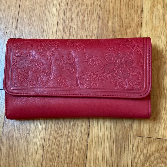 NWT Fossil Floral Embossed Red Leather Wallet - Picture 1 of 13